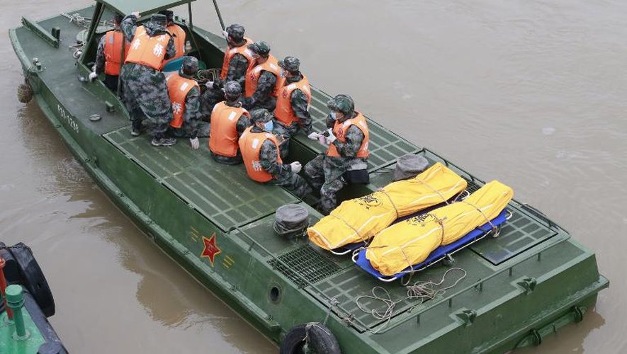 Des secouristes transportent les corps des victimes du naufrage de l'Etoile de l'Orient à Jianli le 3 juin 2015