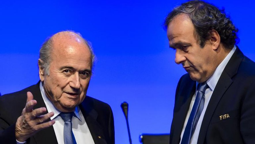 Sepp Blatter aux côtés du président de l'UEFA Michel Platini (d), le 11 juin 2014 à Sao Paulo