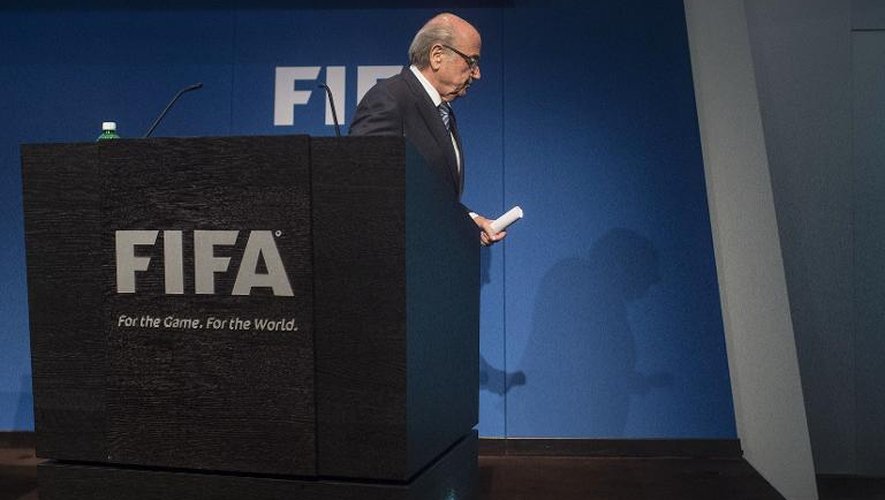 Le président de la Fifa Joseph Blatter quitte le pupitre après l'annonce de sa démission, le 2 juin 2015 à Zurich