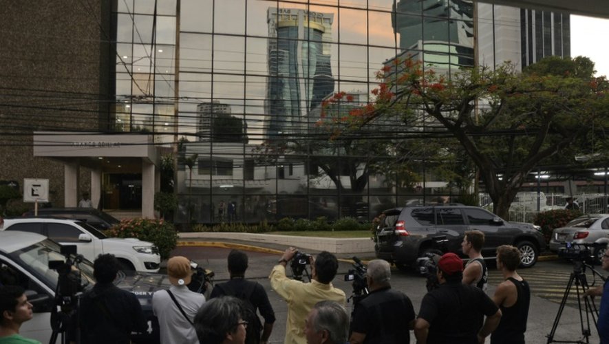 Des journalistes attendent à l'extérieur du bâtiment perquisitionné, le 12 avril 2016 à Panama