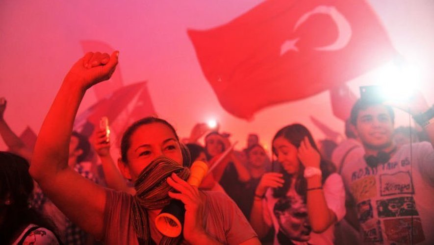 Des Turcs manifestent contre le gouvernement, à Izmir, le 8 juin 2013