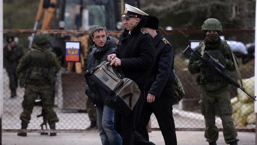 Des officiers ukrainiens quittent le 19 mars 2014 la base de la marine ukrainienne à Novoozerne