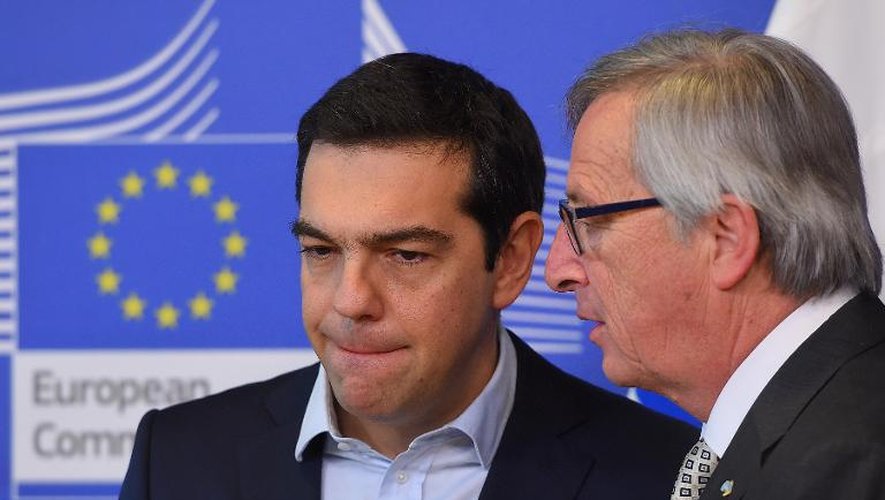 Le président de la Commission européenne Jean-Claude Juncker (D) et le premier ministre grec Alexis Tsipras (G), le 13 mars 2015 à Bruxelles