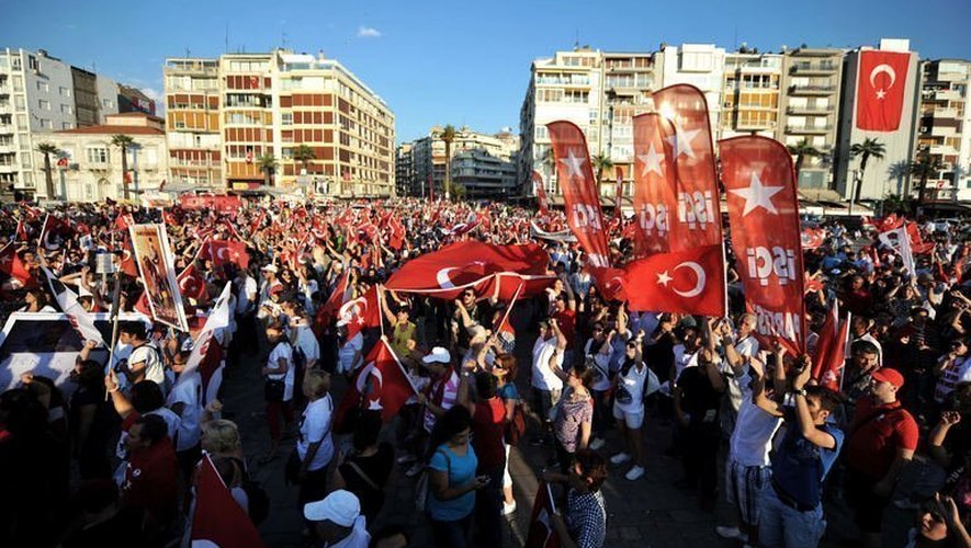 Des milliers de personnes manifestent contre le gouvernement turc le 9 juin 2013 à Izmir