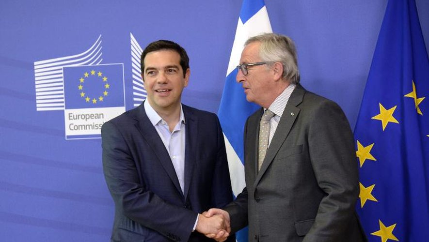 Le Premier ministre grec Alexis Tsipras (g) salue le président de la Commission européenne Jean-Claude Juncker à son arrivée à Bruxelles le 3 juin 2015,  avant le début des discussions