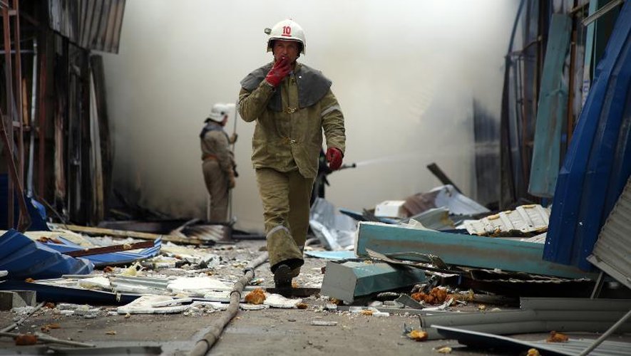 Un pompier tente d'éteindre un incendie dans un marché de  Donetsk, le 3 juin 2015