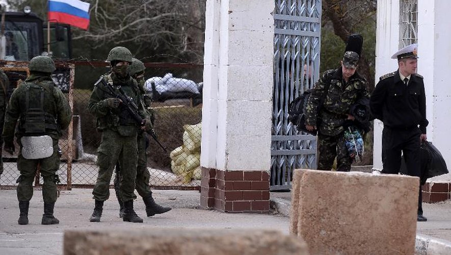 Des officiers ukrainiens quittent la base navale de Novoozerne, le 19 mars 2014 à l'ouest de la Crimée