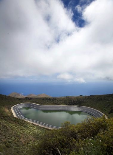 Un des bassins de rétention d'eau de la centrale hydro-éolienne Gorona del Viento sur l'île espagnole d'El Hierro aux Canaries, le 14 mars 2016