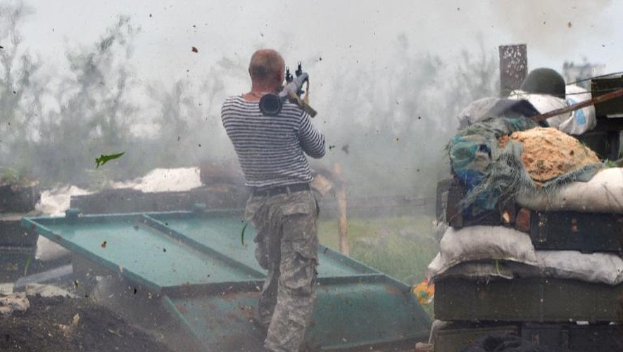 Un soldat ukrainien ouvre le feu avec un lance-grenades en direction des positions des séparatistes prorrusses, le 30 mai 2015 près de Donetsk, dans l'est du pays