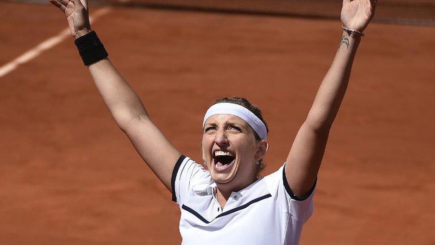 La joie de la Suissesse Timea Bacsinszky qualifiée pour les demi-finales de Roland-Garros aux dépens de la Belge Alison Van Uytvanck, le 3 juin 2015