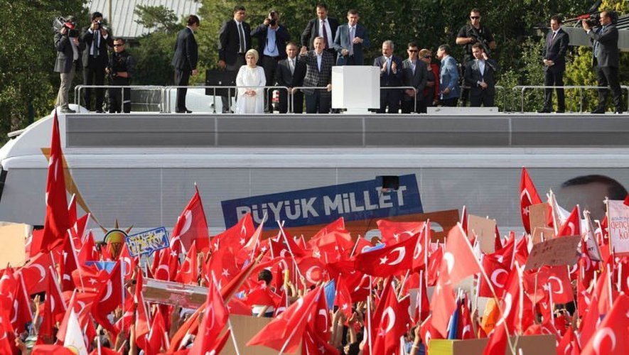 Sur la tribune se tient le Premier ministre Recep Tayyip Erdogan, le 9 juin 2013 à Ankara