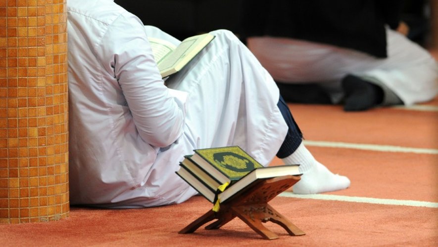 Un musulman prie dans une mosquée  de Brest, le 20 novembre 2015