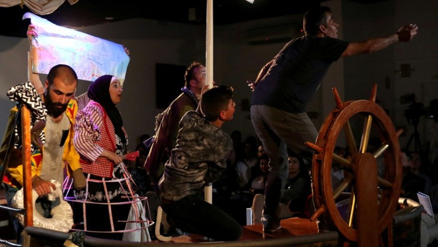Des acteurs syriens jouent leur pièce de théâtre "Bateau de l'amour", à Amman, en Jordanie, le 3 avril 2016