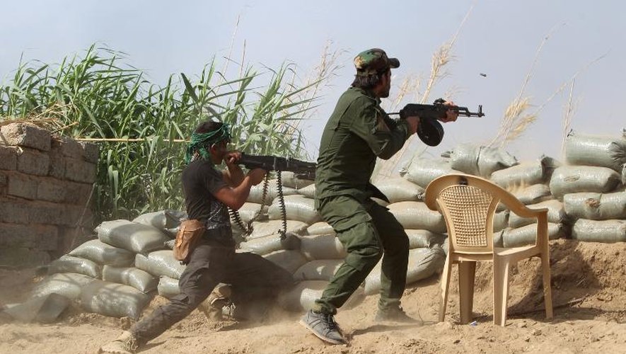 Des soldats irakiens combattent des membres du groupe Etat Islamique dans le nord de     Bagdad, le 25 mai 2015