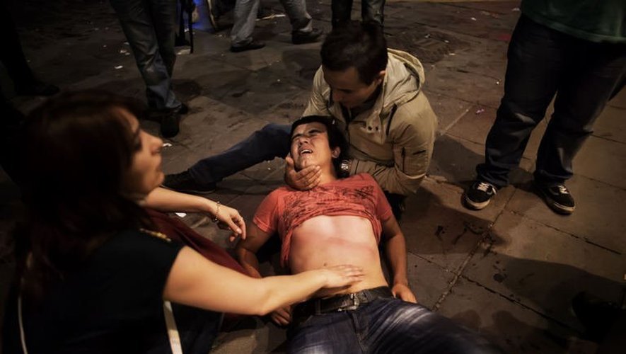 Un manifestant hostile au gouvernement d'Erdogan est en état de choc après des affrontements avec la police, à Ankara, le 9 juin 2013