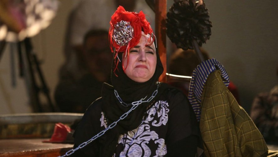 Une actrice syrienne joue la pièce de théâtre "Bateau de l'amour", à Amman, en Jordanie, le 3 avril 2016