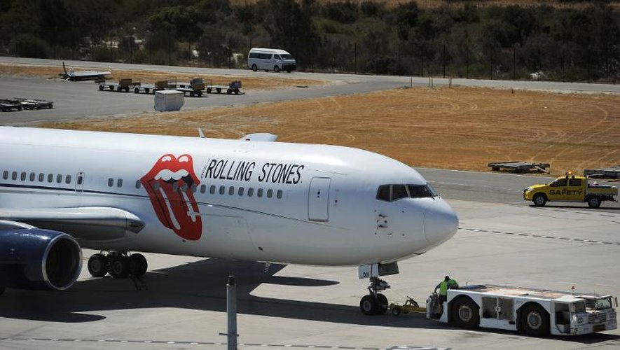 L'avion de la tournée des Rolling Stones, portant une immense langue rouge, emblème des Stones, sur le tarmarc de l'aéroport international de Perth le 20 mars 2014