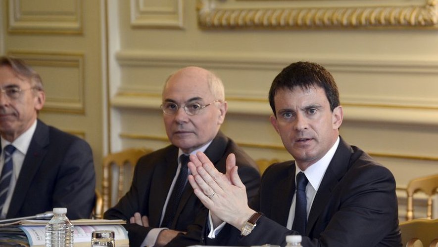 Le ministre de l'Intérieur Manuel Valls (D), le 10 juin 2013 à Paris