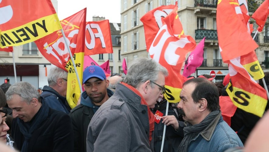 Le secrétaire général du Parti communiste français Pierre Laurent (g) discute avec le secrétaire général de la CGT Philippe Martinez (d), lors d'une manifestation à Paris le 9 avril 2016