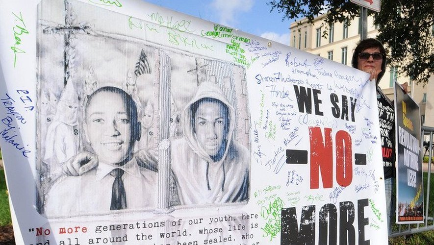 Des soutiens à la famille du jeune Trayvon Martin, adolescent noir de 17 ans tué, se tiennent devant le tribunal de Sanford, en Floride, le 10 juin 2013