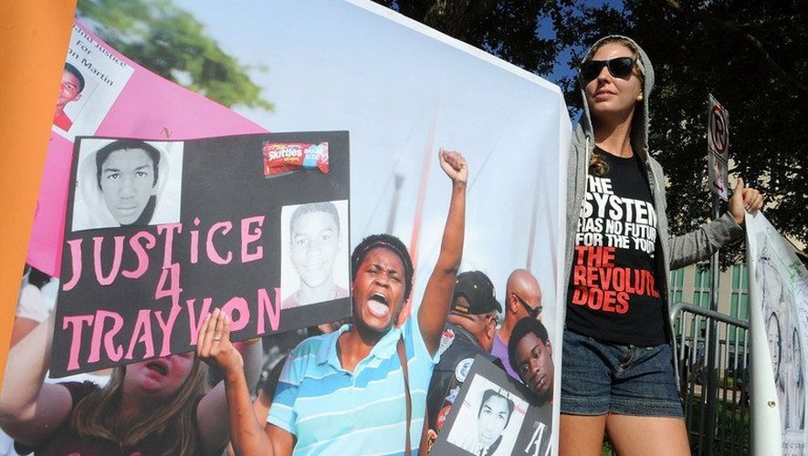 Des soutiens de la famille de Trayvon Martin sont présents devant le tribunal à Sanford, en Floride, le 10 juin 2013