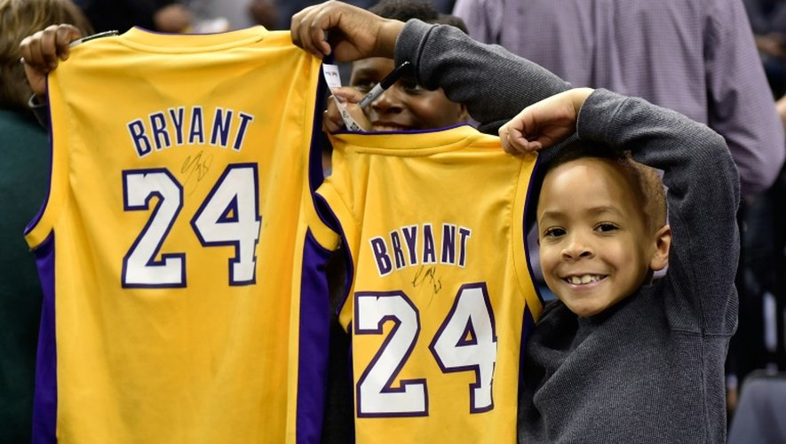 De jeunes fans des Lakers avec des maillots de Kobe Bryant, le 24 février 2016 lors d'un match à Memphis