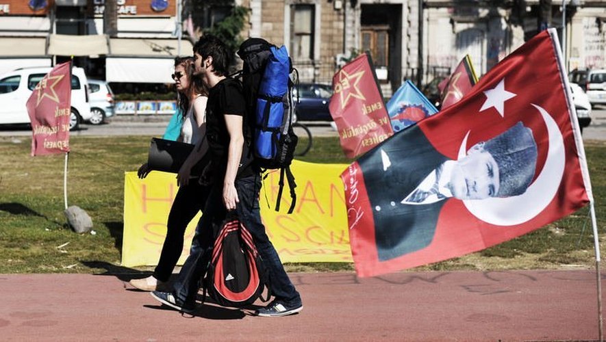 Des jeunes rejoignent le mouvement d'opposition au gouvernement d'Erdogan, à Izmir, en Turquie, le 10 juin 2013
