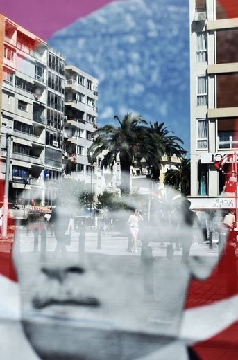 Un large portrait de Mustafa Kemal Ataturk est déployé dans les rues d'Izmir, dans l'ouest de la Turquie, le 10 juin 2013