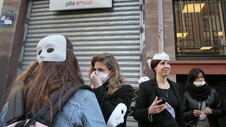 Des sages-femmes manifestent devant une agence de Pôle emploi à Paris le 20 mars 2014