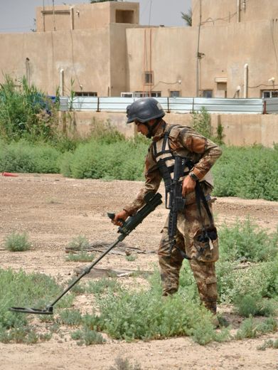 Un Irakien membre des services du contre-espionnage utilise un détecteur de métaux lors d'une séance d'entrainement avec des soldats français, le 12 avril 2016 à Bagdad