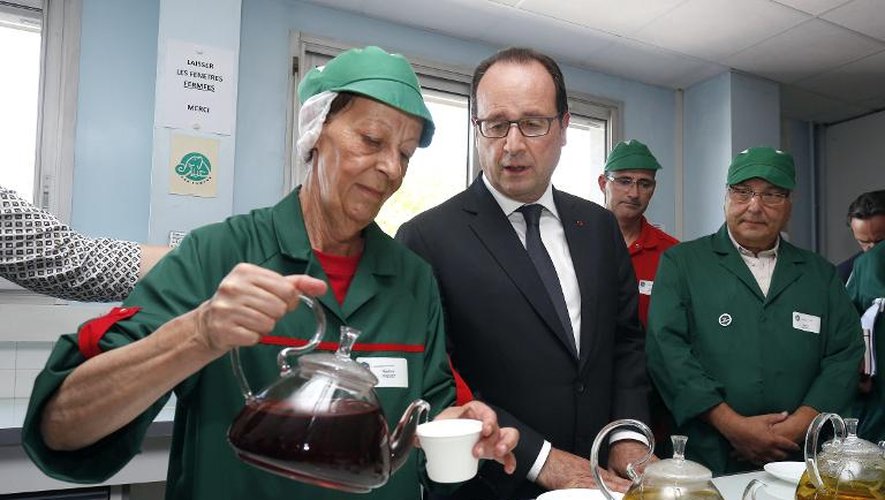 Le président de la République, François Hollande, rend visite le 4 juin 2015, aux ex-Fralib à Gémenos, dans les Bouches-du-Rhône