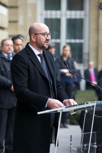 Le Premier ministre belge Charles Michel lors d'une conférence de presse à Bruxelles deux jours après les attentats meurtriers qui ont frappé Bruxelles le 22 mars dernier