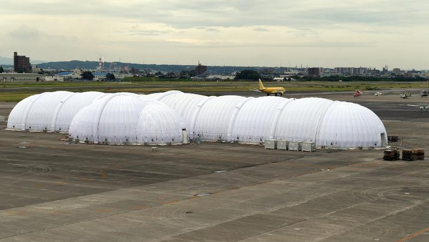 Le hangar mobile qui protège Solar Impulse 2 sur l'aéroport de Nagoya, au Japon, le 3 juin 2015