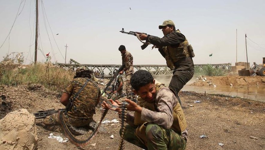 Des membres d'une unité de mobilisation populaire lors de combats contre des militants de l'EI le 27 mai 2015 à Sayed Ghareebau nord de Bagdad