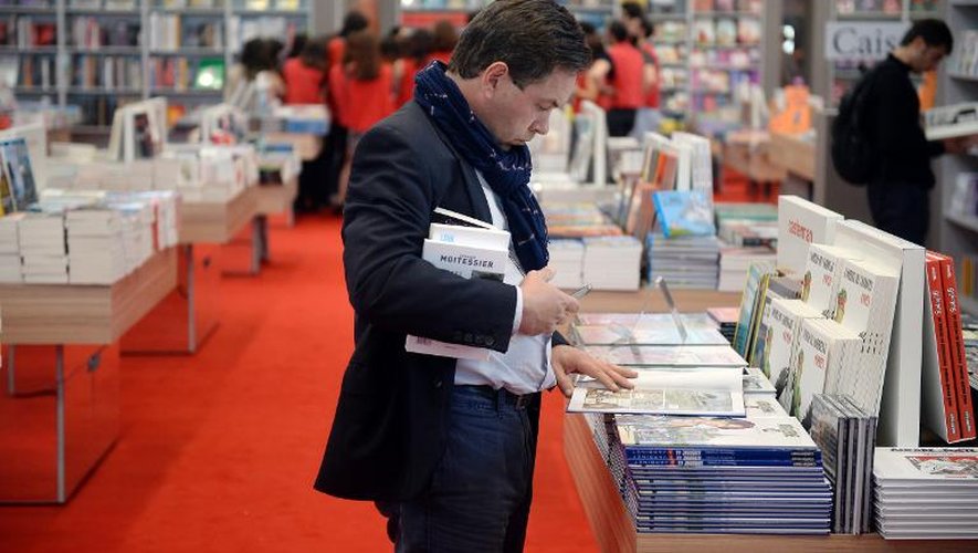 Un homme se promène au Salon du livre à Paris le 20 mars 2014