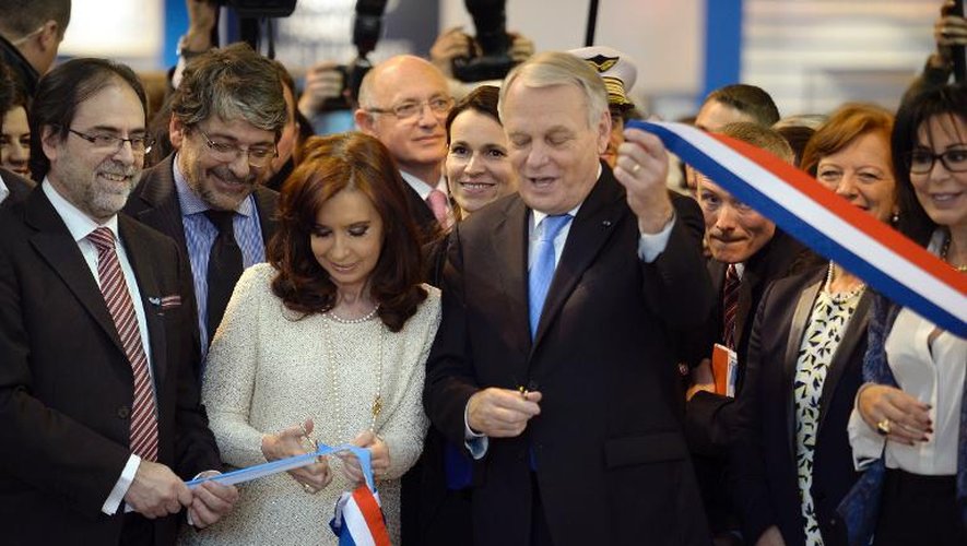 La présidente argentine Cristina Kirchner et le Premier ministre Jean-Marc Ayrault inaugurent le Salon du livre à Paris le 20 mars 2014