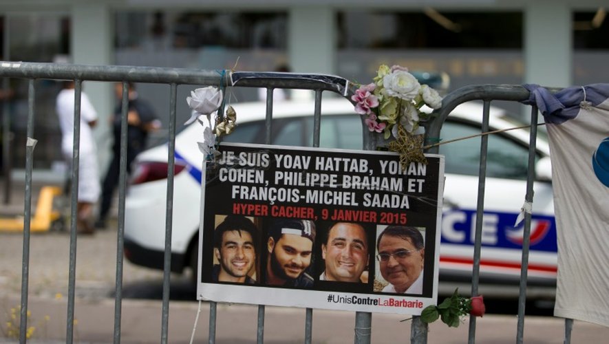 -Une affiche à la mémoire des victimes de la prise d'otage devant l'Hyper Cacher le 26 juin 2015 à Paris