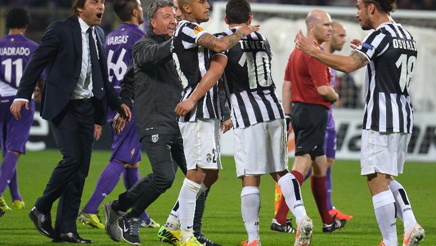 Les joueurs de la Juventus Turin, à la fin de leur match contre la Fiorentina, se félicitent de leur qualification pour les quarts de finale de l'Europa League, le 20 mars au stade Artemio Franchi à Florence