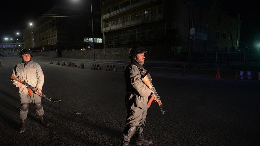Contrôle policier autour de l'hôtel Serena à Kaboul après l'attentat qui a tué neuf personnes jeudi soir 20 mars 2014, dont un journaliste de l'AFP et sa famille