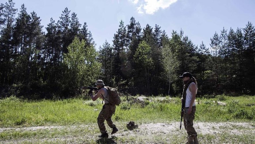 Des miliciens séparatistes prorusses s'entraînent près du village de Prokovskoe, dans l'est de l'Ukraine, le 3 juin 2015