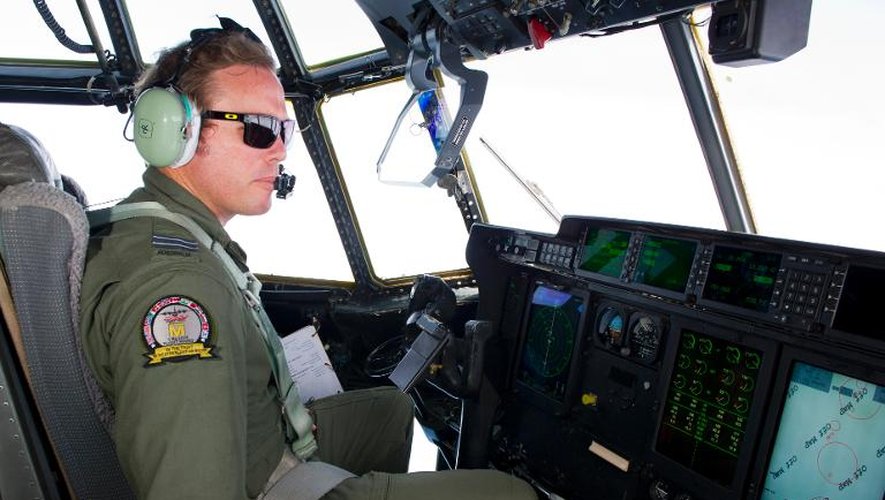 Un pilote de l'aviation australienne à la recherche d'éventuels débris du Boeing disparu, le 20 mars 2014 dans le sud de l'Océan Indien