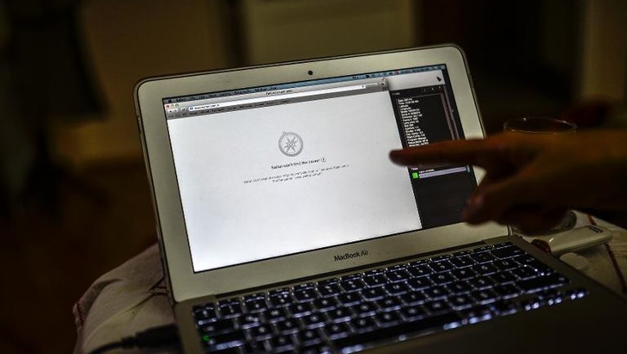 Un ordinateur tente en vain de se connecter au site de twitter, à Istanbul le 21 mars 2014