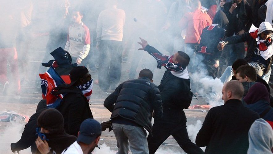 Des supporteurs du PSG lancent des projectiles lors de heurts avec les forces de l'ordre , le 13 mai 2013 à Paris