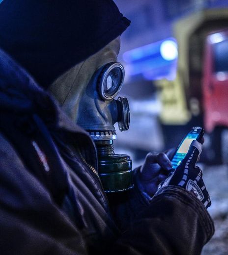 Un manifestant consulte son smartphone, à Istanbul le 11 mars 2014