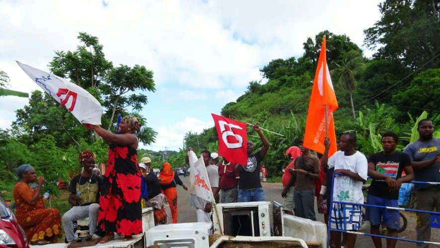 Des manifestants bloquent l'accès au village de Bandrélé, le 13 avril 2016 à Mayotte