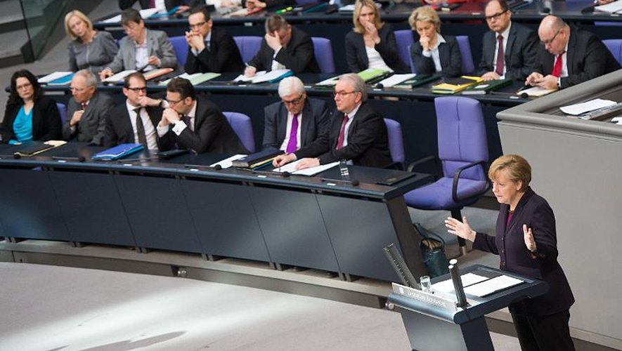 La Chancelière allemande Angela Merkel le 20 mars 2014 devant le Bundestag où elle a annoncé que l'UE allait allonger la liste des personnalités russes et ukrainiennes pro russes frappées de sanctions économiques