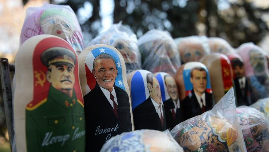 Des matriochkas, poupées traditionnelles en bois, à l'effigie de Staline, Barack Obama, ou François Hollande, en vente sur un marché de Chisinau en Moldavie, le 20 mars 2014