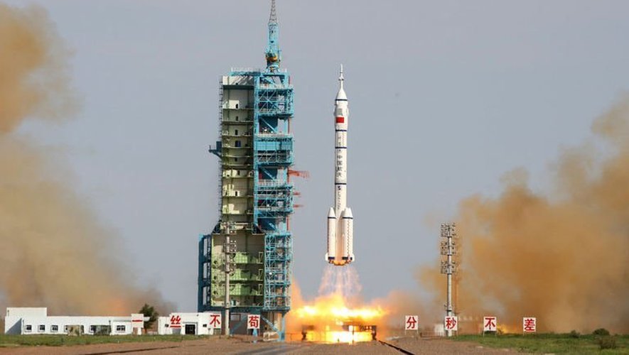 Lancement de la capsule Shenzhou X, le 11 juin 2013 de la base de Jiuquan dans le désert de Gobi
