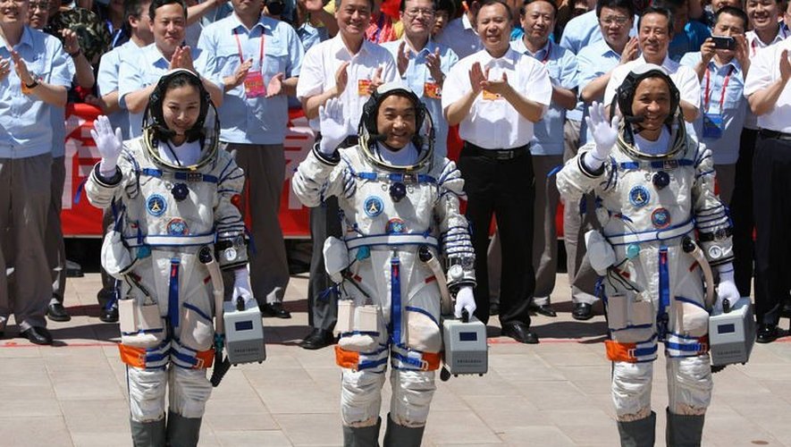 Les trois astronautes avant leur embarquement dans la capsule Shenzhou X, le 11 juin 2013