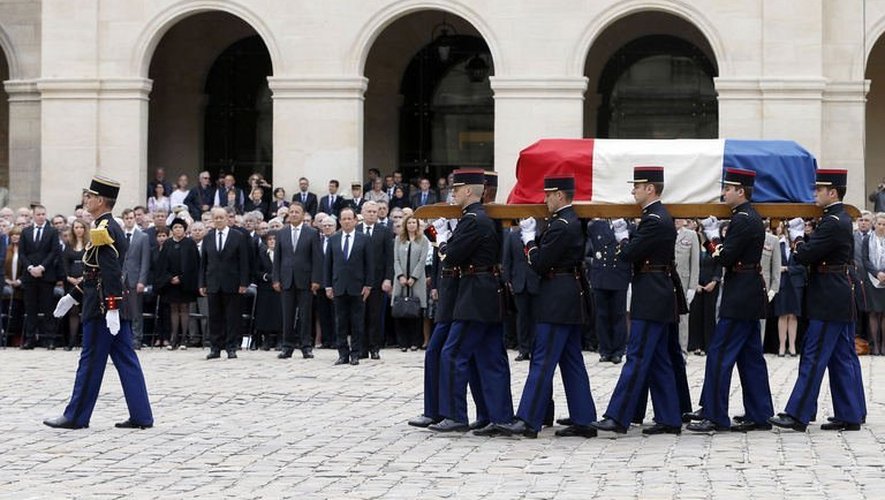 Le cercueil de Pierre Mauroy est porté dans la cour des Invalides, à Paris, le 11 juin 2013